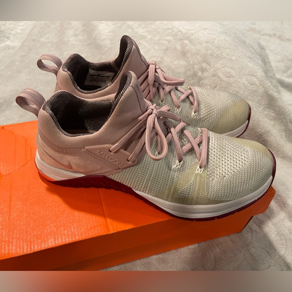 Women's Nike Metcon Flyknit 3 silver/plum chalk Sneaker Sz. 10.5